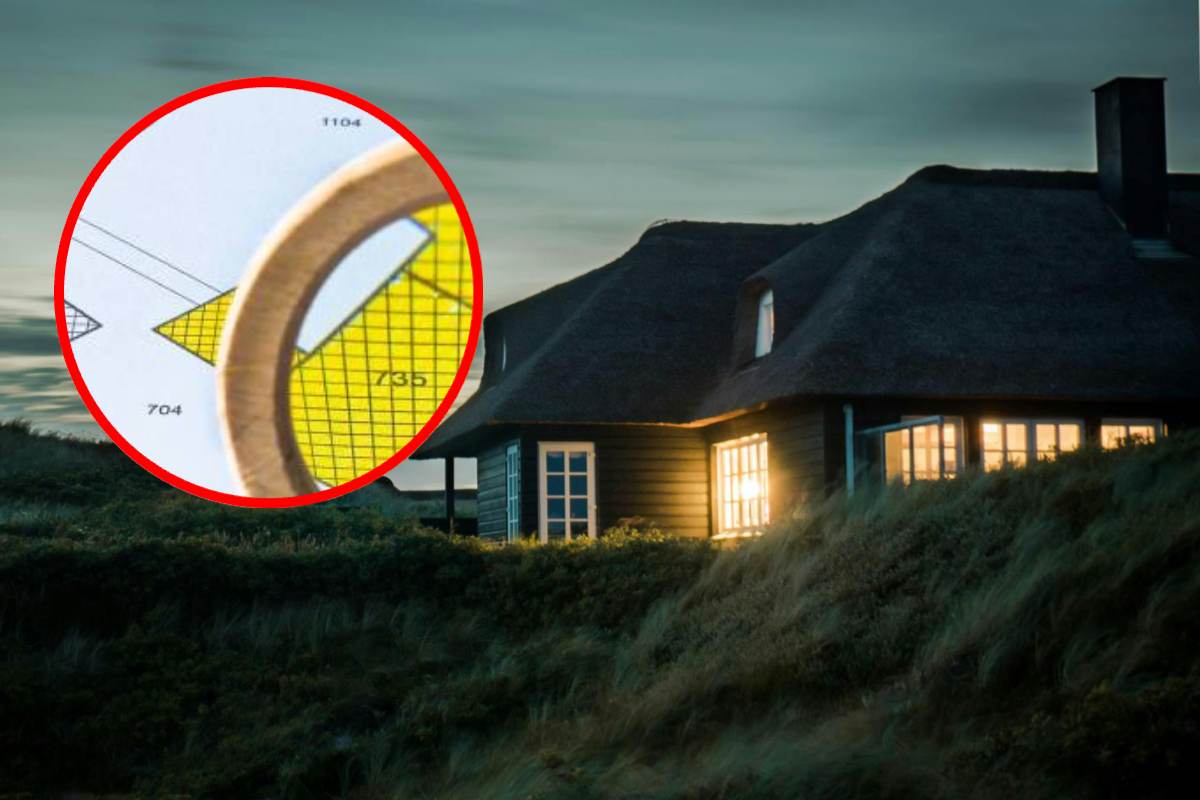 Una casetta al crepuscolo e, in evidenza, un foglio catastale