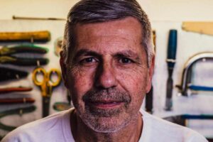 Un uomo anziano in primo piano