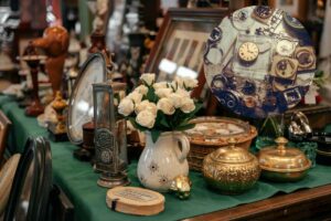 oggetti di vario tipo in un mercatino