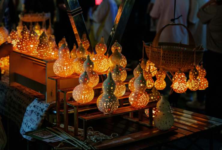 oggetti con luci esposti in un mercatino di Natale