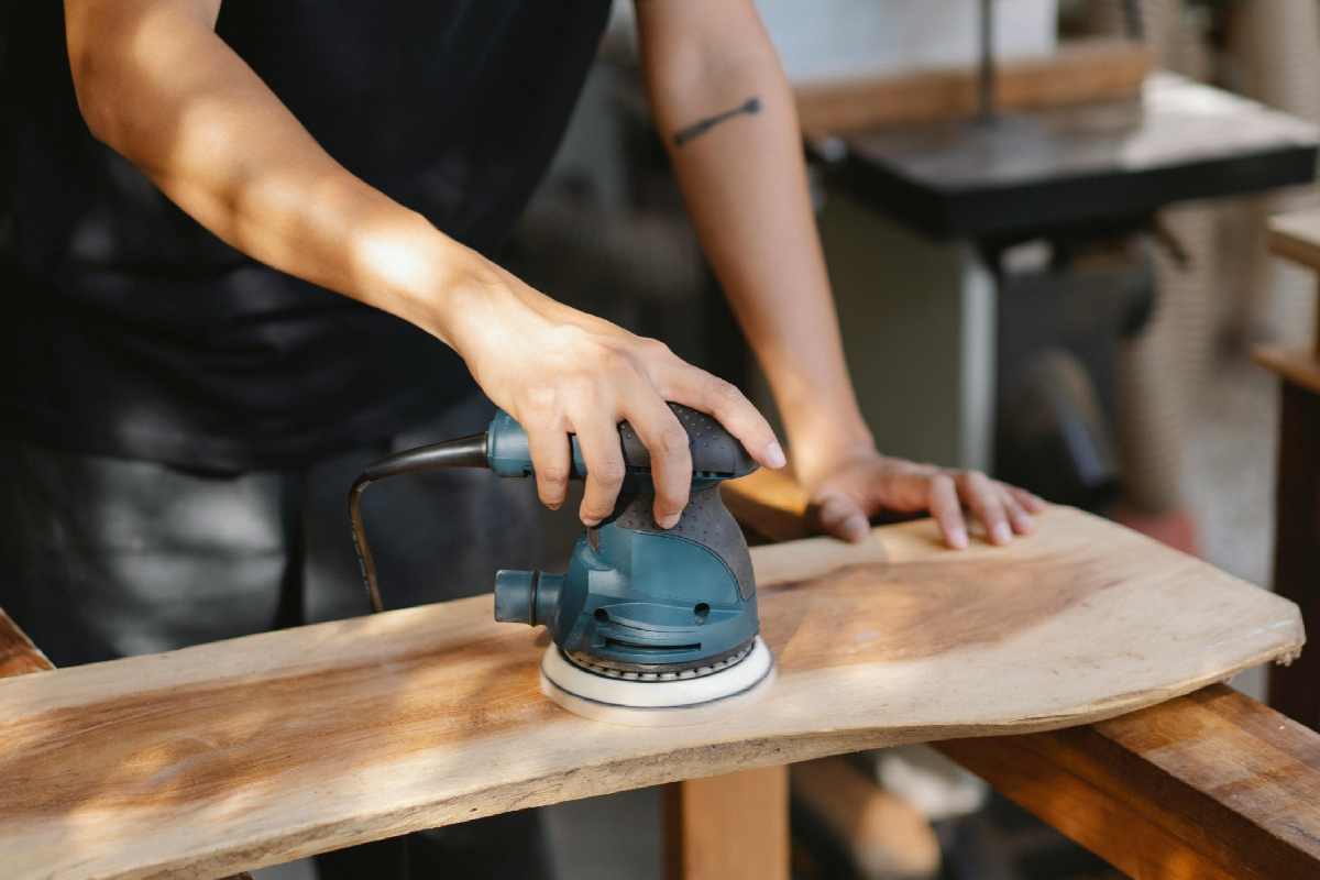 Un operaio che lavora con il legno