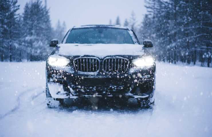 SUV sotto la neve