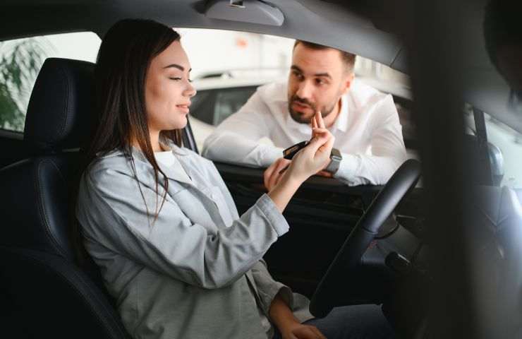 Donna compra auto