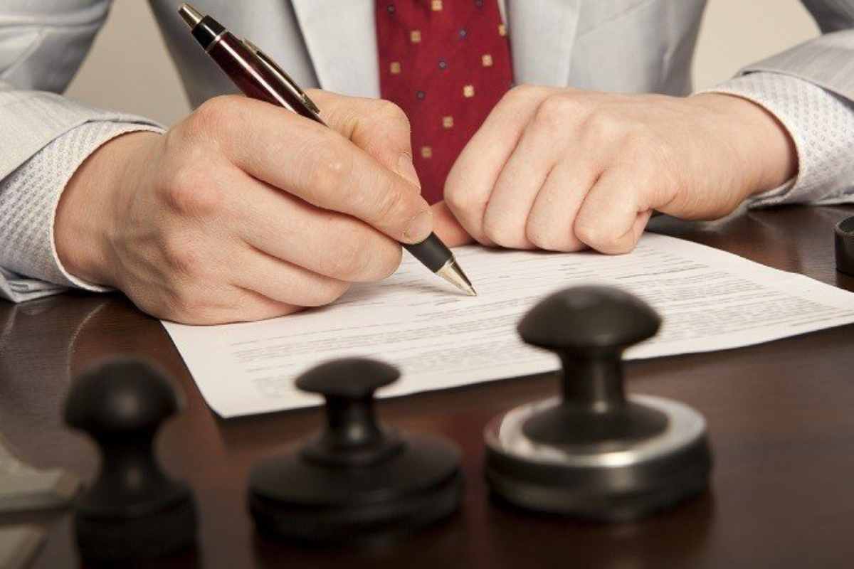 Una firma su un documento ufficiale 