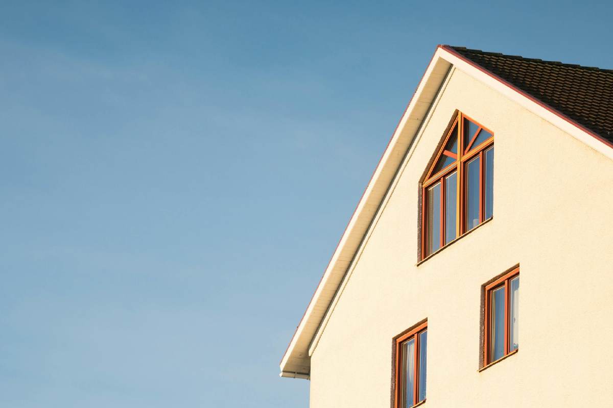 Il tetto spiovente di una casa