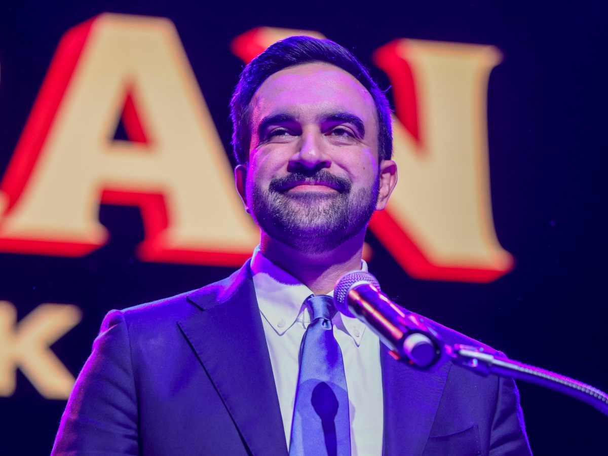 Zohran Mamdani sorride dopo un comizio elettorale a New York City