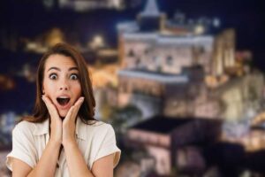 castello di limatola sullo sfondo e donna sorpresa