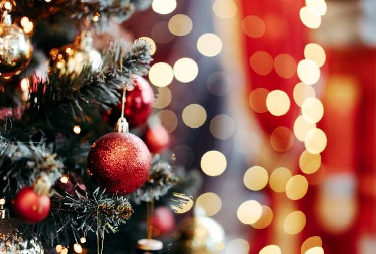 albero di natale con palline e luci 