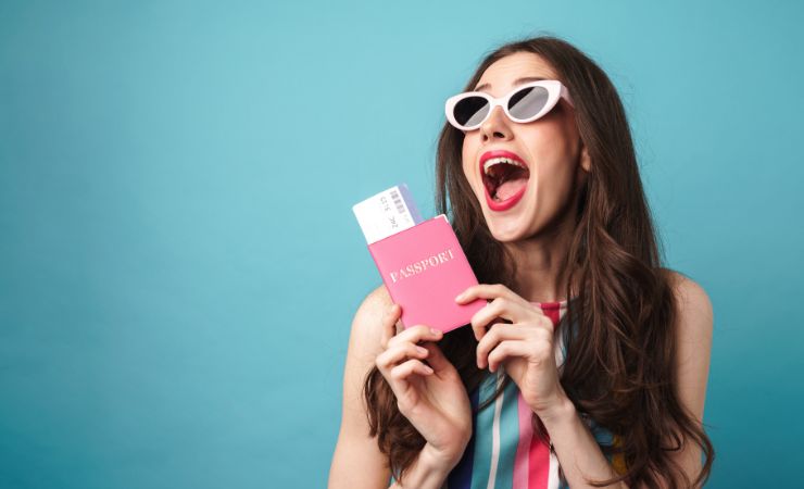 donna in festa con passaporto in mano