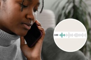 Una ragazza che ascolta un audio al telefono e, in evidenza, un messaggio audio su WhatsApp